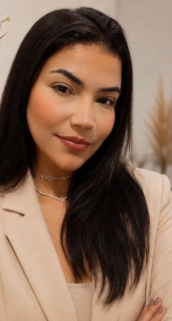 A lash designer da Slight Lash, sorrindo, de blazer nude